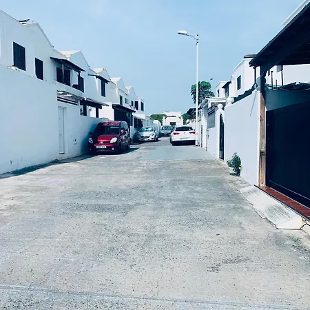 Habitaciones Privadas Cerca De La Playa Y Aeropuerto En Casa Compartida Con Otros Huespedes Playa Honda  Exterior photo